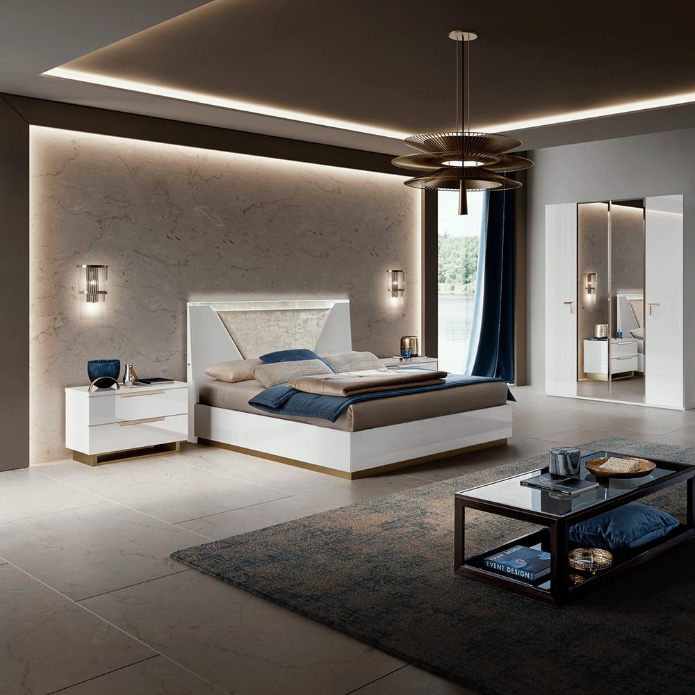 Royal Interiors Wooden Bedroom Set